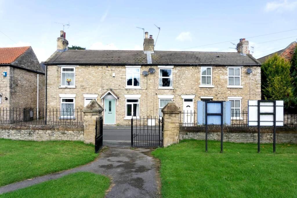 Country Cottage With Church View And Fireplace Near Leeds & York Esterno foto